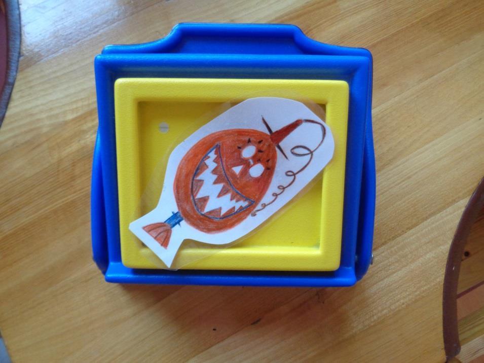 Szája sarkán kaján mosoly tűz