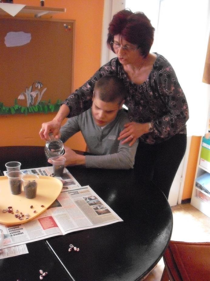 Két vak tanuló is jár a csoportba, az ő esetükben a tapintás és hallás útján történő érzékelés a fő megismerési forma.