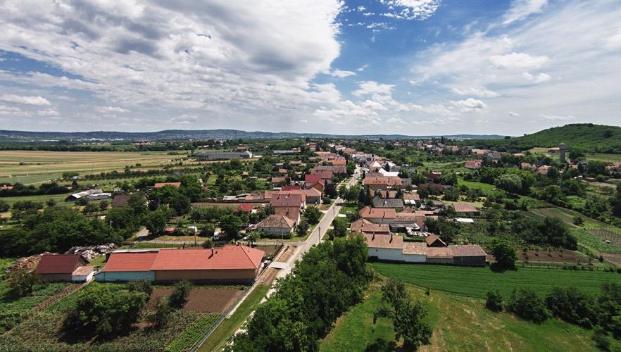 Ha az utcán végigsétálunk, megfigyelhetjük a jellemző beépítési módokat, amely Csomád esetében a történeti