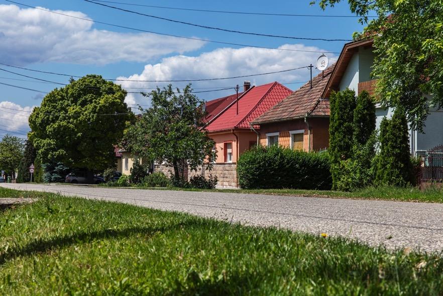 Lakóépületeink tervezésekor alkalmazkodjunk a meglévő adottságokhoz, jellemző homlokzatmagasságokhoz,