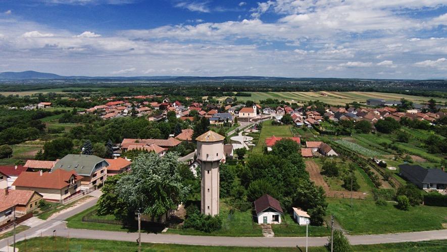 A belterülettől nyugatra elterülő két sekély vizű, időszakos vízfolyás a Sződrákosipatakba torkollik.