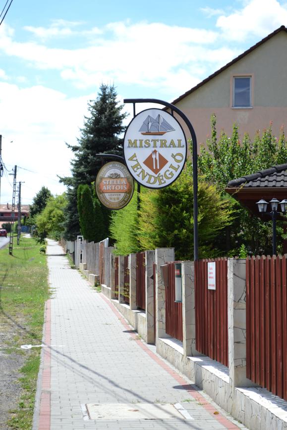 7 Jó példák Sajátos építményfajták HIRDETÉSEK, REKLÁMTÁBLÁK Az utcára kirakott hirdető táblák, cégérek, reklámfelületek nagyban befolyásolják az utcaképet, ezért vállalkozóként érdemes odafigyelnünk