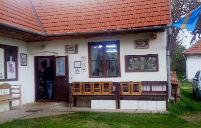 felfrissüljön egyet, lerázza magáról az út szürke porát, megtisztuljon, erőre kapjon, s örökké színekben pompázzon.