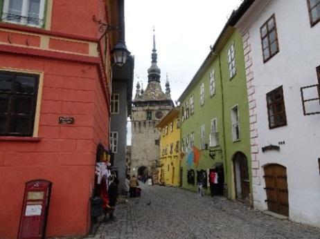koporsóból hirtelen felülő gróffal), az 1642-be viszszarepítő 172 fokból álló fedett fa Diák-lépcsőt.