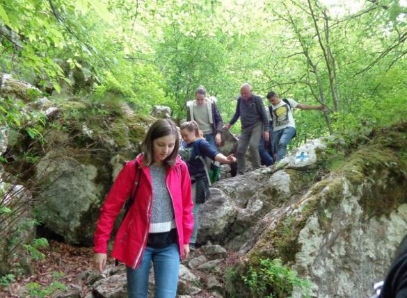 Délután átrándulánk a nem messze levő Homoród-Almás bércei közé, hogy másnap korán megkezdhessük utunkat a híres barlangba,
