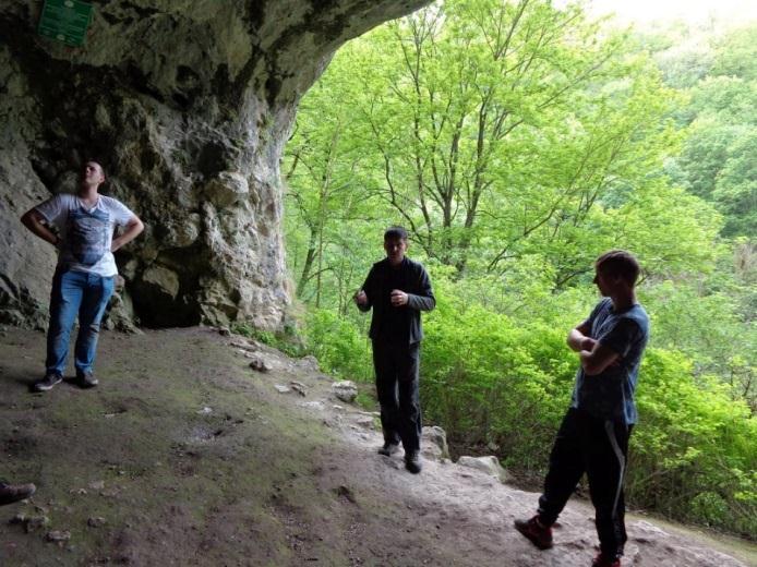 A Vargyas szoros látogatható barlangjai: A Vargyas patak csaknem 4 km hosszú sziklaszorosában a múlt század felében megindult