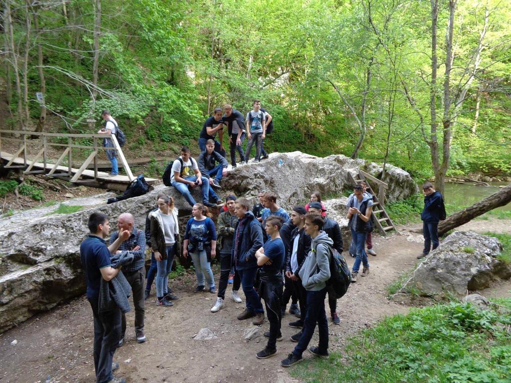 A szoros turisták által is látogatható barlangjai a következők: 1.