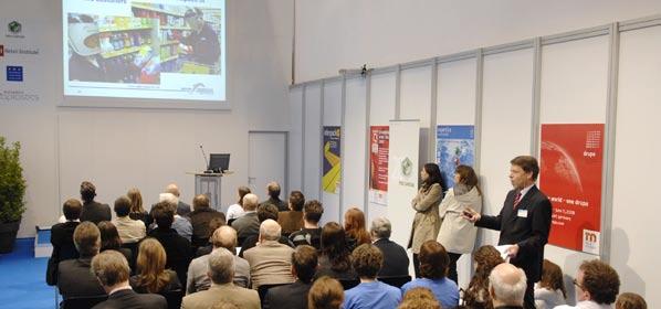 Foto: Messe Düsseldorf A CSAOSZ oktatási programjai A Csomagolási és Anyagmozgatási Országos Szövetség felismerve a szakmai alap-, valamint továbbképzés iránt megnyilvánuló igényt, 2010-tôl saját