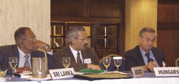 WORLD PACKAGING ORGANISATION Nehéz a döntés... ülésezik a WORLDSTAR zsûri. A képen Sri Lanka, Mexikó és Magyarország képviselôje To make a decision is hard.
