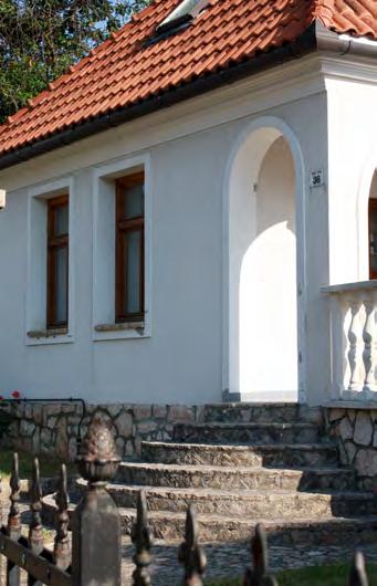 A jól megválasztott burkolat - mint például az egyik fotón látható természetes kőburkolatt - nem csak a hangulatot, hanem az épület védelmét is szolgálja.