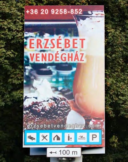 Jól megkomponált, átgondoltan elhelyezett hírdetőtáblák jelzik a különböző szolgáltatásokat, semmiképp sem zavaró módon, ideális mintát mutatva más településeknek.