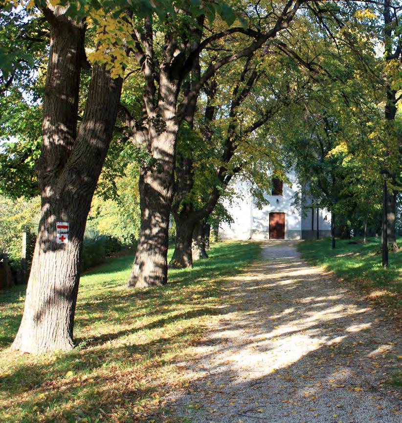 Kapcsolata a természettel egészen páratlan, a település észrevétlenül olvad bele csodás környezetébe, a falut keresztező túrista utak lágyan vezetik át