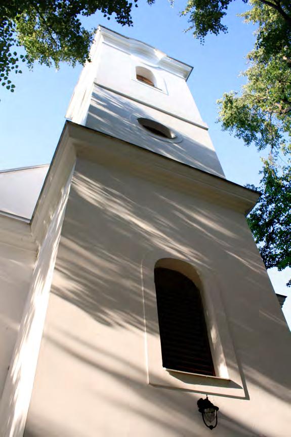 A szurdok felett a régi zsidó temető vörös homokkőből faragott síremlékeire, a szurdokon végighaladva pedig - annak túlsó végén - két barlangra találhatunk rá.