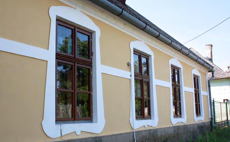 31 Ajánlások HOMLOKZATKÉPZÉS Az épületeink burkolása, vakolatának színezése, megmunkálása mindig is kedvelt tulajdonosi eszköz volt településünkön. Használjuk bátran, de figyeljünk a végső összképre!