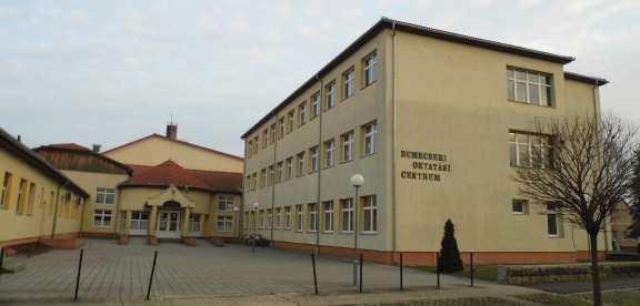 A kiegészítő gazdasági épületek kialakításánál ügyeljünk arra, hogy az utcai homlokzatra közvetlenül ne legyen hatása. A főépület folytatásaként jelenjenek meg.