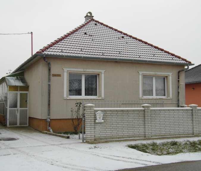 HOMLOKZATKÉPZÉS, ANYAGHASZNÁLAT Demecser épületeinek burkolásai, vakolatainak színezése egyre inkább kedvelt a tulajdonosok körében.