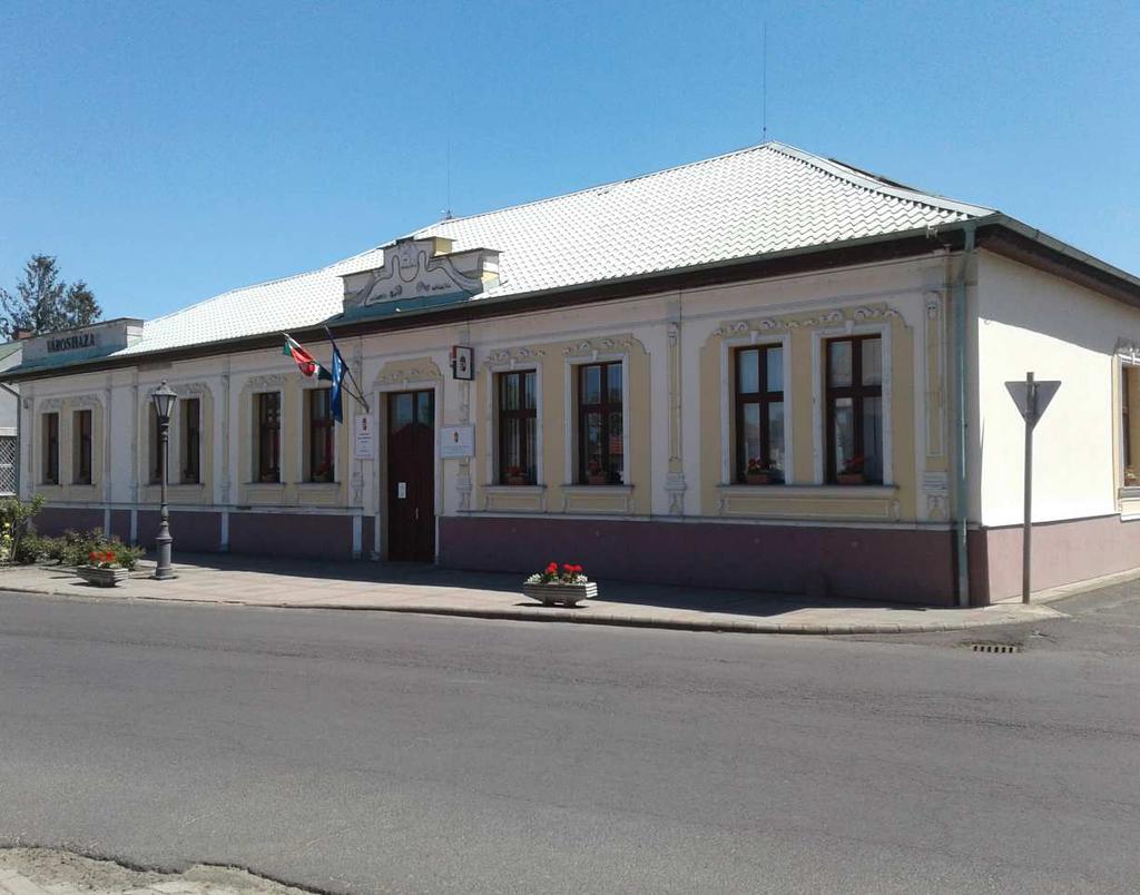 Az építészetet szokás megfagyott zeneként emlegetni. És valóban nagyon sok hasonlóságot találhatunk egy zenemű és az építészet között.