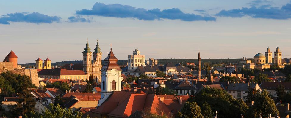 Európa legészakibb török kori műemléke, a Minaret is várja a látogatókat. A finom borok és a gasztronómia kedvelőit szívesen látják a Szépasszonyvölgy pincéiben és vendéglátóhelyein.