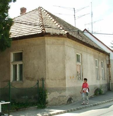 A kontyolt nyeregtetős épület cserépfedésű, Luppa Vidor utca felőli homlokzata 3+3 tengelyes.