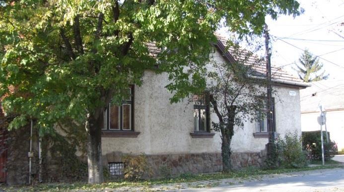 A szélső fa ablakok három részre osztottak, a középső ablak T osztású. A nyílászárók alatt könyöklőpárkány található.