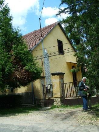A hajlított beépítésű egyszerű hagyományos tömegű, a nyeregtető cseréppel fedett.