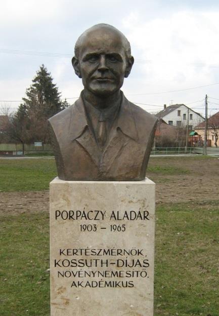 Szent István, Boldog Gizella és a gyermek Szent Imre. Talapzatán vörösmárványból készült ivókút.