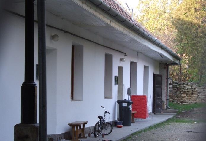 A városias ízlésről és igényességről a kovácsoltvas rácsos kapuja és az udvari öntöttvas oszlopok árulkodnak.