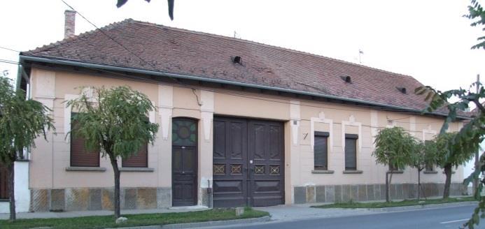 szarufa végek, fakapu és ajtó, hattyúfejes bronz kilincs XX.