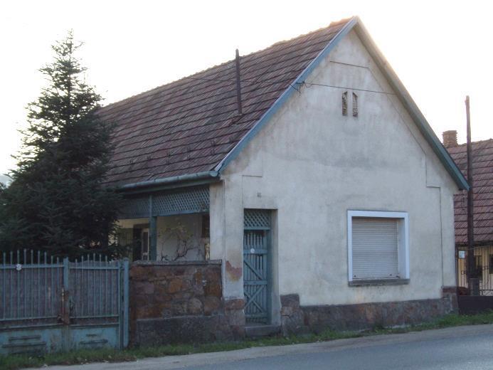 faragott tornácbejárat, vakolatkeret, kőkerítés XIX.