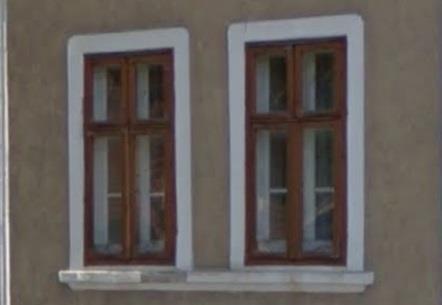 A bejárati kapuoszlopos, egyenes záródású nyílásában fa ajtó látható.