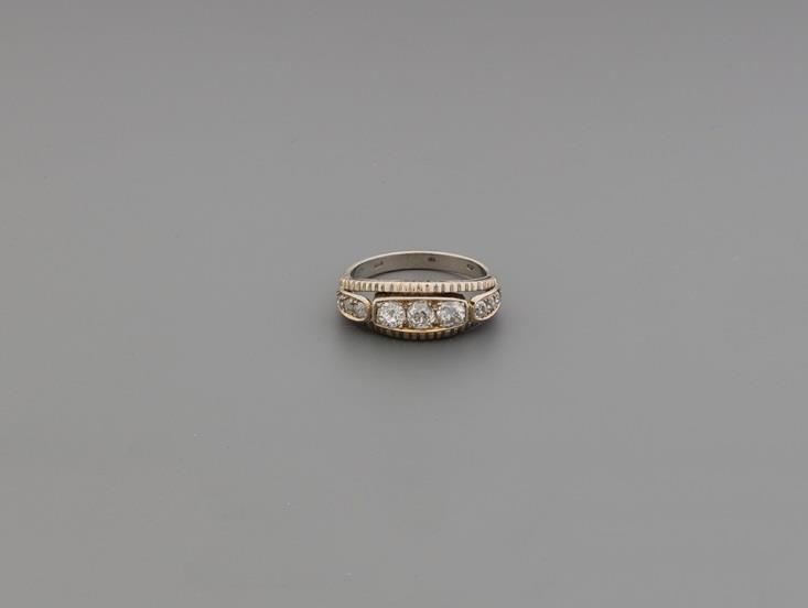 briliáns összesenc 43 Női gyűrű 150 000 Ft 487 Arany 585, 3 nagyobb és 6 kicsi régi csiszolásúbriliáns cca.