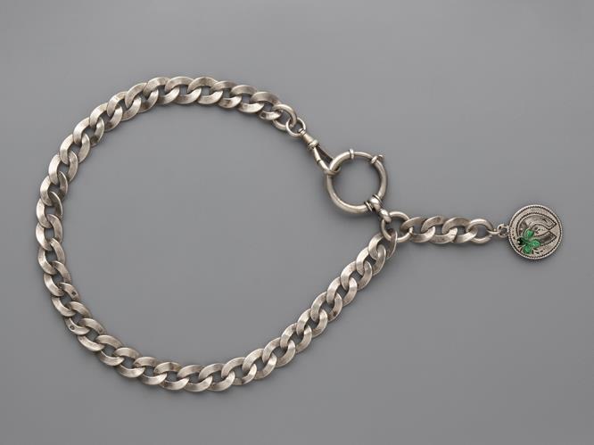 üveg ezüst kupakkal. Csúcsán apróbb csorbák. 1900 körül. H.