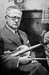 Carl Flesch was born in Moson in 1873. He had Flesch Károly korának elismer t hegedűművé- not even turned 5 when he started his schools, sze 1873-ban született Mosonban.