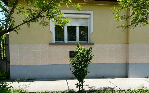 Az ablakok faszerkezetűek, a korszerűsítések során megjelentek a műanyagnyílászárók.