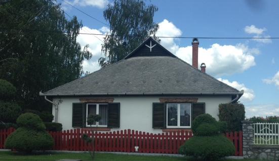 A kerítések alacsony lábazatú, épített pilléres, áttört mezőkkel (fémpálcás, fémhálós,