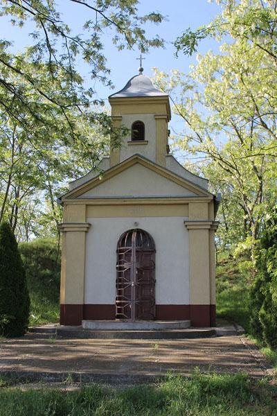 kiemelkedő halmok. Egykor oltárokat emeltek rajtuk, később a templomokon kívül kálváriákat, stációkat, kriptákat, temetőket alakítottak ki rajtuk. Utóbbiakra TÓTH A.