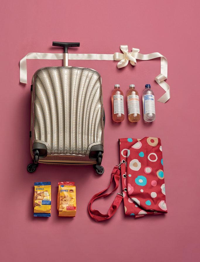 Samsonite Cosmolite bôrônd, arany/ezüst hullámokkal szôtt exkluzív kiadás Samsonite Cosmolite Spinner, Limited Edition 10 Years Cosmolite Vitamin Well Hydrate rebarbara-eper 0,5l Vitamin Well