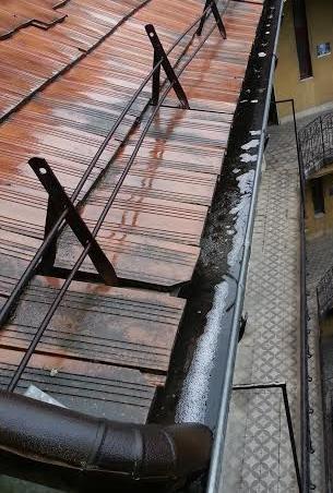 A villámvédelem A villámvédelem gyakorlatilag nyomokban van meg. A levezetők nincsenek rögzítve, szabadon lógnak kéményszerkezetről kéményszerkezetre, számuk nem megfelelő.