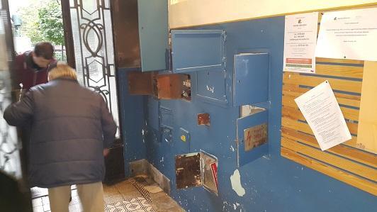 A párkánylefedések lemezszerkezete egyben van, azonban jól láthatóak a párkány feletti felületi hibák, amelyek azért következtek be, mert a lemezek neki lettek vezetve a falnak és a bádog feletti