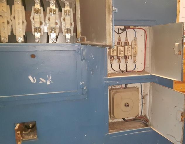A bejárati elektromos hálózat A kapualjban lévő főelosztó a 70- es és 80-as évek nyomait viseli magán, valamint nincs kialakítva szabványos tűzvédelmi főkapcsoló.