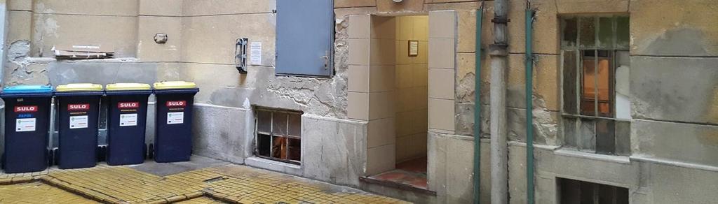 A lépcsőház közösségi világítása mozgásérzékelő lámpával van megoldva. A vezetékeket a falon kívüli csatornákban vezetik. A megoldás esztétikailag is hagy kívánnivalót maga után.