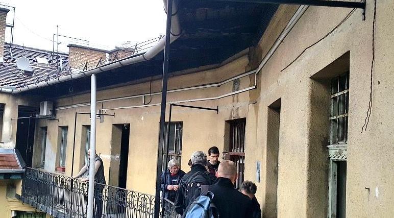 A kötések régi kátrányszigetelésű szigetelőszalaggal vannak rögzítve, amelyeket sürgősen szabványosra kell cserélni.