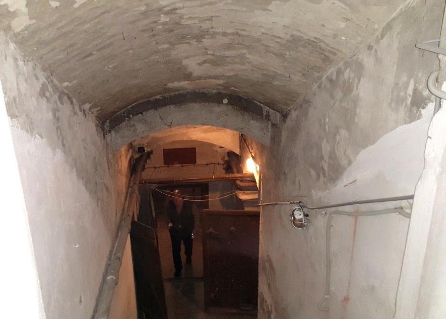 Pince A pince szellőzését célszerű intenzívebbé tenni a felszivárgó nedvesség miatt, már a pince szinten megkönnyítve annak távozását a falból. A falakról több helyen mállik a vakolat.