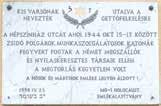 TÁRSADALOM T A HOLOKAUSZT EMLÉKNAPJA MEGEMLÉKEZÉS A NÉPSZÍNHÁZ UTCÁBAN A Népszínház utcában található egy márványtábla, amely azoknak a józsefvárosiaknak az emlékét őrzi, akik 1944- ben fegyvert