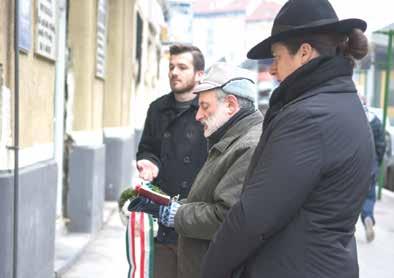 A holokauszt hivatalos nemzetközi emléknapja alkalmából ennél a táblánál helyezte el a Józsefvárosi Önkormányzat nevében az emlékezés és a tisztelet koszorúját Zentai Oszkár önkormányzati képviselő,