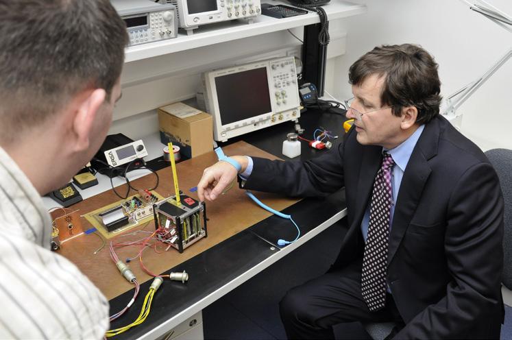 Az Amerikában élő Charles pedig űrrepülései során (2007. IV. 7. és 2009. III.7.) rádiókapcsolatot létesített a BME-vel, és meglátogatta a Masat-1 fejlesztő teamet.