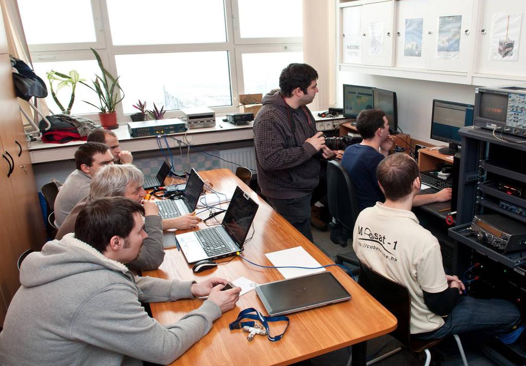 A Masat-1-et és még további 6 Cube-Sat -ot, valamint egy nagyobb műholdat pályára állító hordozórakéta, a VEGA, az ESA új rakétája volt, amelynek szintén ez volt az első startja.