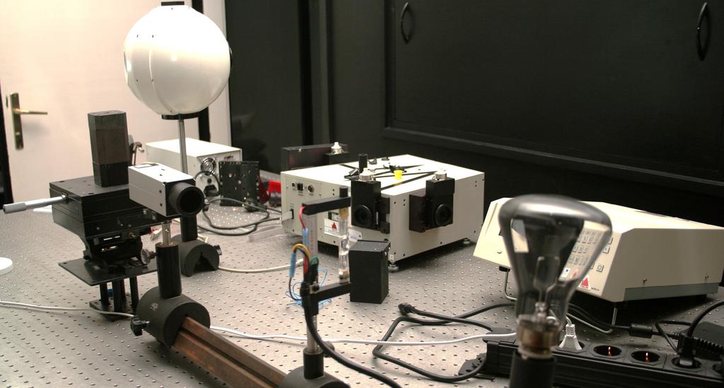 hu A tanszék kiemelt oktatási és kutatási területei a mechatronika, az optika, (ehhez kapcsolódóan az emberi látás és a képalkotó rendszerek), valamint a robotika, a távirányítás és a szubmikroniális