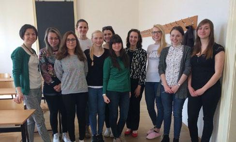 fotó Stella Bialous és Iveta Nohavová a prágai Károly Egyetem ápolói szakának hallgatóival megtartott találkozón, 2017. március 29.