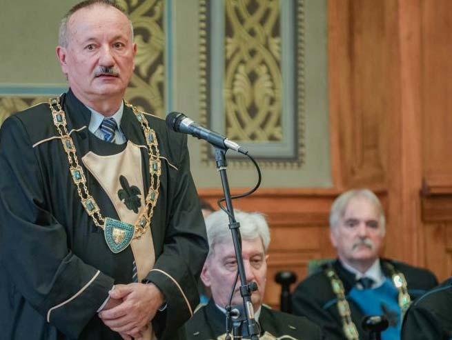10 Az orvostudományok területén: Farkas József, az Általános Orvostudományi Kar egyetemi tanársegédje; Gasznerné Kormos Viktória, az Általános Orvostudományi Kar tudományos segédmunkatársa; Kóbor